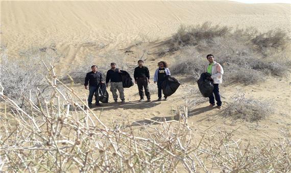 جمع آوری دهها کیلوگرم زباله از منطقه کویر مرنجاب توسط جمعی از فعالان محیط زیست