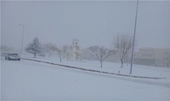 ارتفاع  برف در برخی نقاط مرتفع غرب استان اصفهان به 50 سانتی متر رسید