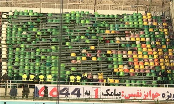خشم هوداران استقلال پس از باخت، صندلی های ورزشگاه فولاد شهر را از جا کند
