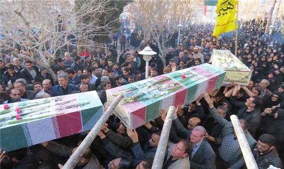خاکسپاری پیکر سه شهید گمنام در پارک لاله نایین