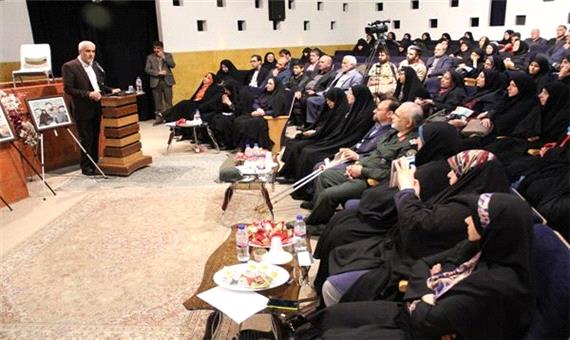 استاندار اصفهان عنوان کرد: بانوان گر چه نیمی از جامعه هستند ولی از نظر اثرگذاری کوتاه مدت و بلند مدت نقش بیشتر و مهمتری از مردان دارند