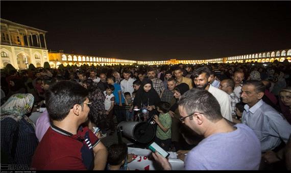 پنج هزار نفر ماه گرفتگی را در میدان امام اصفهان رصد کردند
