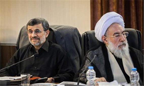 احمدی‌نژاد به چی یا کی می‌خندد؟