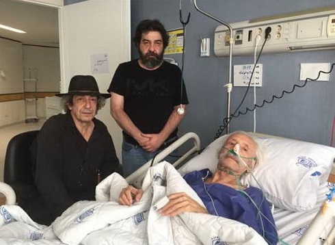 سام مشایخی (ایستاده) و نادر مشایخی بر بالین پدر، جمشید مشایخی در بیمارستان